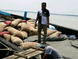 Ditpolair Polri Tangkap Kapal Bermuatan Bawang dan Daging Asal Malaysia
