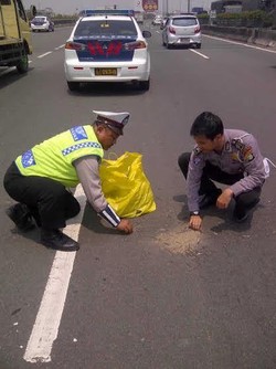 Begini Aksi Polantas Bersihkan Paku yang Berserakan di Tol Sedyatmo