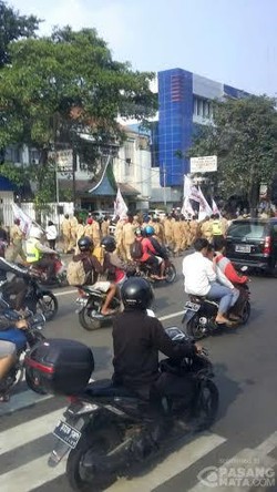 Akan Berdemo, Ratusan PNS Membawa Bendera Terlihat di Jalan Juanda
