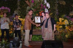 Pelaminan dengan Flora Nusantara di Wedding Art Festival Dapat Rekor MURI