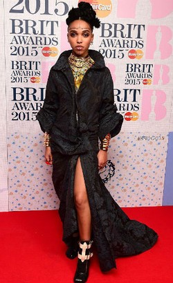 Kekasih Robert Pattinson Pamer Perut Hamil di Video Klip Terbaru