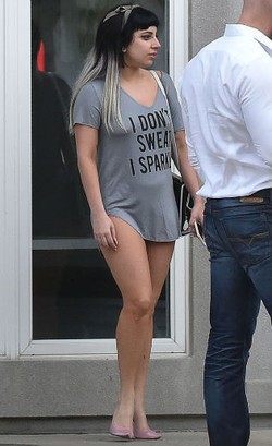 Lady Gaga Jalan-jalan Lupa Pakai Bra dan Celana?