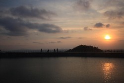 Telaga Buatan di Gunungkidul Punya Sunset Seindah Ini