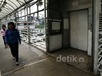 Lift di JPO Sarinah Mangkrak