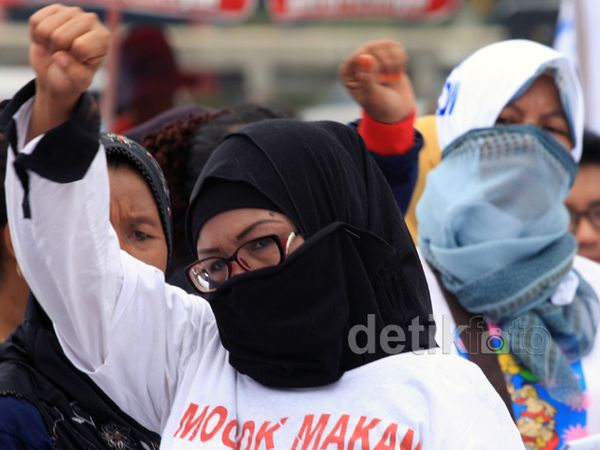 Demo DPR, PRT Bawa Serbet Raksasa