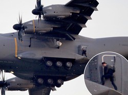 Luar Biasa! Ini Foto Tom Cruise Gelantungan di Pesawat yang Lepas Landas