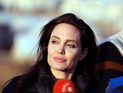 Angelina Jolie Jalani Operasi Pengangkatan Ovarium