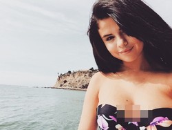 Selena Gomez Unggah Foto Berbikini Saat Liburan di Pantai