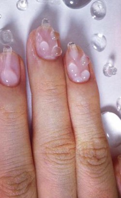 Efek Kuku Basah dan Butiran Air Jadi Tren Nail Art Terbaru