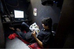 Edan! Gaji Rp 24 Juta Sebulan Tapi Tidur di Warnet