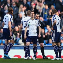 Buntut Insiden Salah Usir, Kartu Merah Pemain West Brom Dioper ke Rekannya