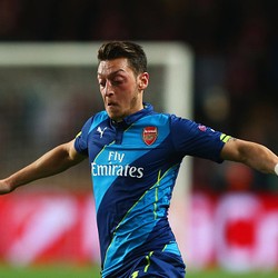 Sakit, Oezil Malah Keluyuran ke Kelab Malam