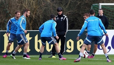 Hadapi Australia, Die Nationalmannschaft Mencari Momentum