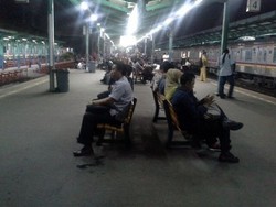 Curhat Roker Tujuan Bekasi yang Harus Tunggu Kereta Selama 1 Jam