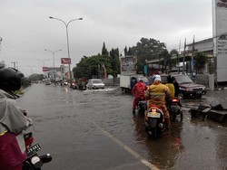 Tergenang Air 50 Cm, Jl Sultan Hasanuddin Bekasi Terputus