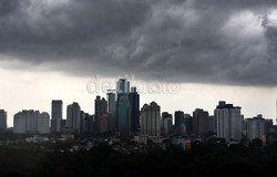 Hujan Deras Disertai Angin Kencang Landa Jakarta