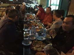 Ngopi di Warkop Pinggir Jalan, Cara Kapolda Kalbar Lebih Dekat ke Warga