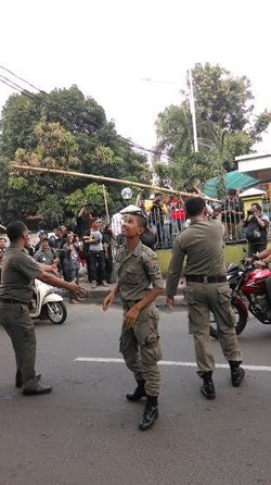 Penertiban Listrik di Johar Baru, Pengendara Motor Tertimpa Kabel