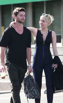 Miley Cyrus & Patrick Schwarzenegger Pamer Kemesraan Pasca Isu Selingkuh