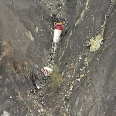 Puing Pesawat Tersebar di Lereng Gunung, Jenazah Korban Hancur