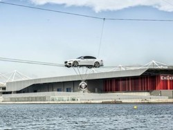 Ini Cara Ekstrem Peluncuran Sedan Jaguar Terbaru