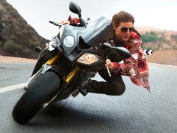 Aksi Keren Tom Cruise Ngebut dengan Motor dan Mobil BMW