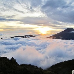 Yang Paling Dinanti di Sikunir: Golden Sunrise