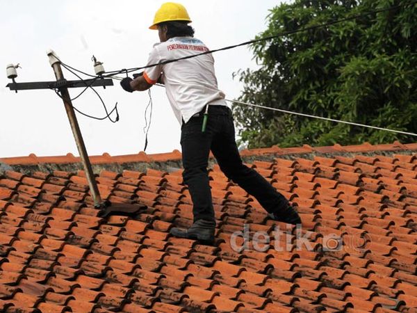 Saluran Listrik Liar di Johar Baru Ditertibkan