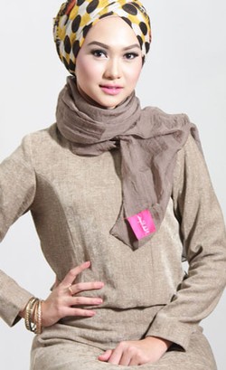 Tutorial Hijab Turban Tanpa Peniti ala Nada Puspita