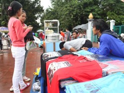 Jas Hujan Hingga Merchandise 1D Laris Manis di GBK