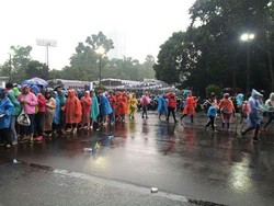 Hujan Makin Deras, Directioners Kelas Festival Setia Menunggu