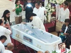 Rintik Hujan Iringi Kedatangan Jenazah Frans Tumbuan di TPU Tanah Kusir