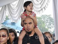 Dhani Gendong Shafeea di Pemakaman Frans Tumbuan