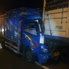 Sopir Ngantuk, Truk Muat Kelapa Tabrak Tronton Muat Galon Air Mineral