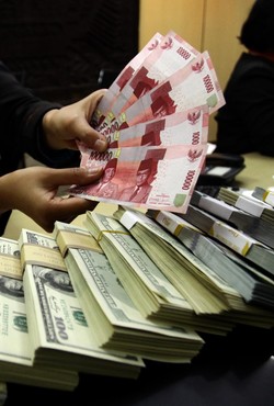 Pemerintah, BI, dan OJK Kumpul di DPR Bahas Pelemahan Rupiah