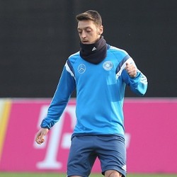 Soal Dugaan Pesta, Loew Sebut Oezil Memang Diizinkan ke Berlin