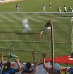 Suporter Lempar Petasan ke Arah Kiper Tim Lawan, Bola pun Masuk ke Gawang