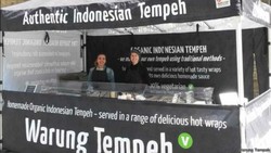 #TrenSosial: WN Inggris ini Belajar Buat Tempe di Jawa, Buka Warung di London