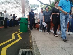 Tertib dan Disiplinnya Ribuan Pelayat Lee Kuan Yew