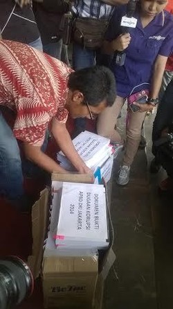 Laporkan Komisi E DPRD DKI ke KPK, ICW Bawa 2 Kardus Dokumen