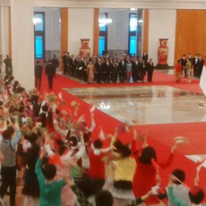 Temui Xi Jinping, Jokowi Disambut Puluhan Bocah Tiongkok Pegang Merah Putih