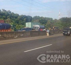 Kecelakaan dengan Truk, Minibus Ringsek di Tol Cikampek Arah Jakarta