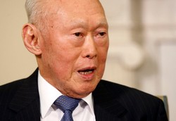 Beri Penghormatan Terakhir, Relawan Buat Istana Pasir untuk Lee Kuan Yew