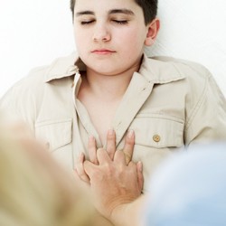 Pertolongan Pertama Anak Pingsan, Jangan Masukkan Apapun ke Mulutnya