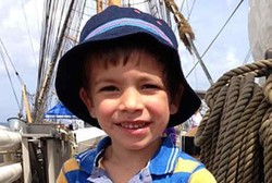 Antar Ayah Beli Jas, Balita Ini Meninggal karena Ketiban Cermin