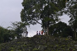 Naik Motor Tua ke Gunung Padang, Seru!