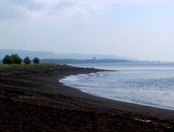 Pesona Pasir Hitam di Pantai Boom, Banyuwangi