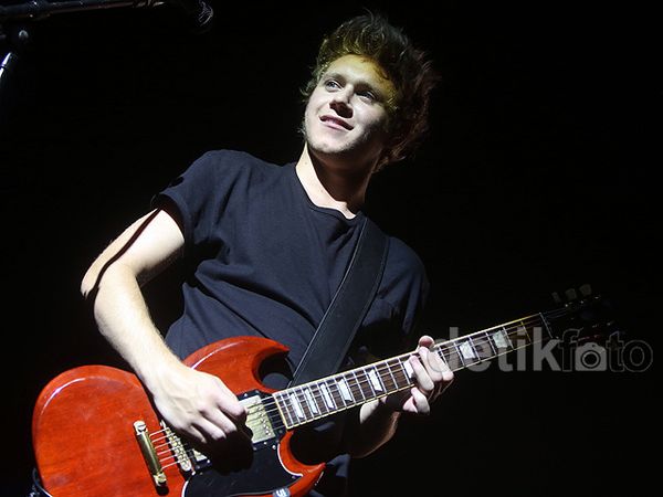 Aksi Cool Niall Horan dengan Gitarnya di Konser One Direction Jakarta