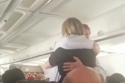 Romantis! Pilot Lamar Pramugari di Atas Pesawat