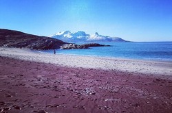 Red Beach di Norwegia, Pasir Pantainya Dari Serpihan Batu Akik